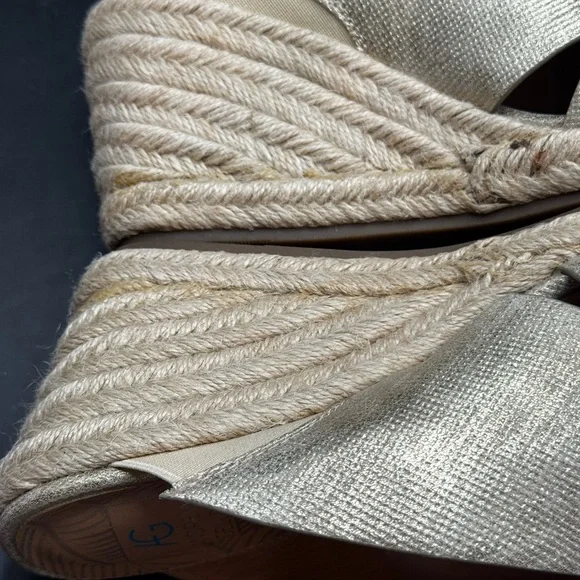 Andrew Geller Gold Fabric Open Toe Slip On 3” Wedge Heel Sandal Women’s Size 8 - Picture 13 of 16